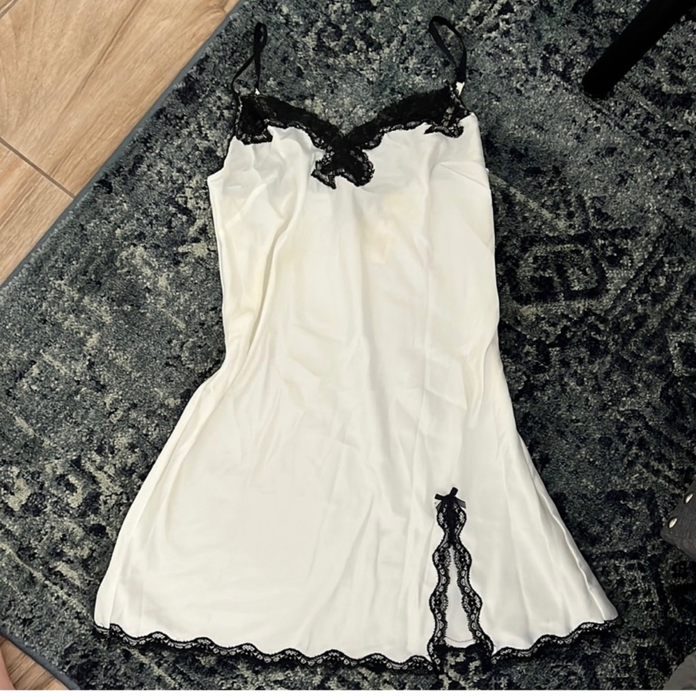 Victoria’s Secret Lace Chemise Medium